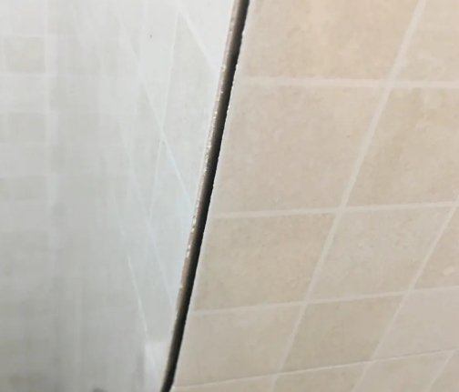 崇左瓷砖空鼓维修公司分享阳台瓷砖脱落的修复过程可以分为以下几个步骤