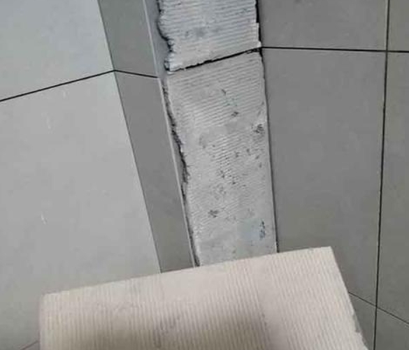 崇左瓷砖空鼓维修公司分享下厨房瓷砖脱落的补救措施。